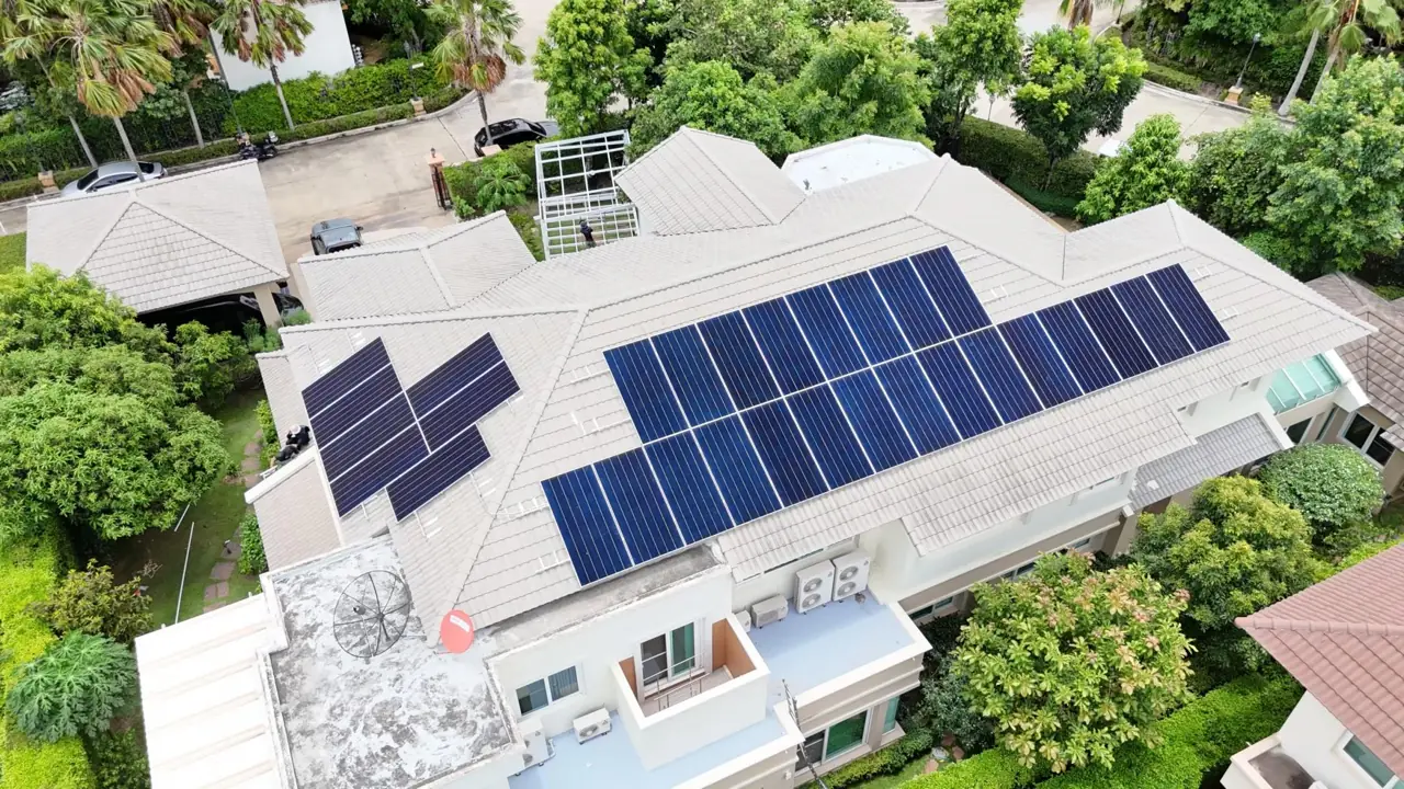 บ้านพักอาศัย โซลาร์ 20.25 kWp + แบตเตอรี่ 64 kWh + ระบบสำรองไฟ 3 เฟส